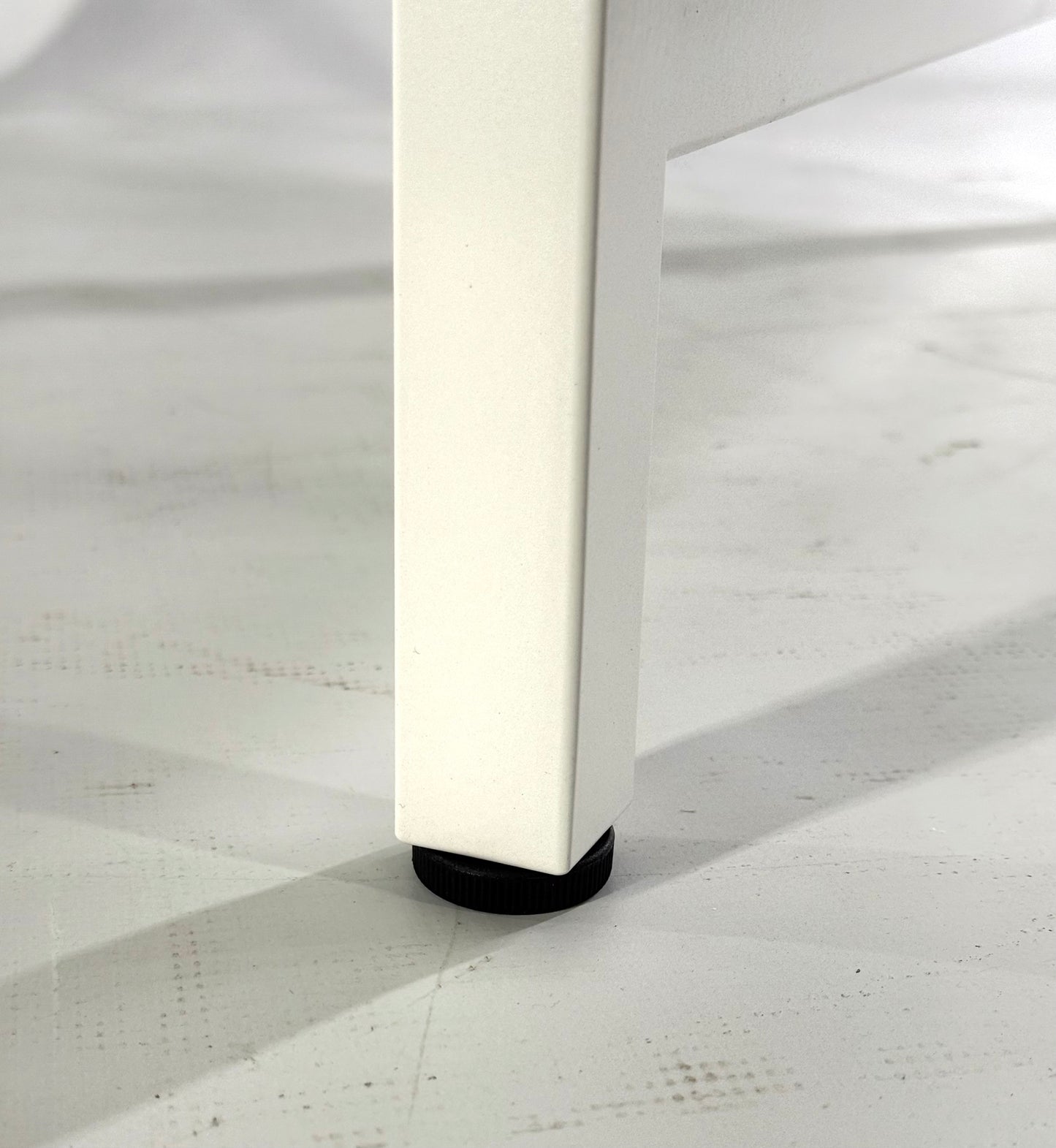 Close-up with bottom part with self-adjustable pads of Steel Stand for Washing Machine and Dryer - FRESH