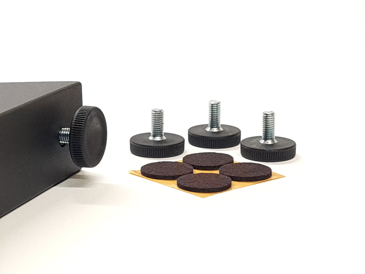 Self-levelling pads for table legs